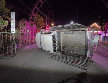 กระบะชนสนั่นกลางสี่แยกไฟแดงวัดศรีพันต้น รถพลิกคว่ำยับ คนขับยืนยันไฟเขียวทั้งคู่