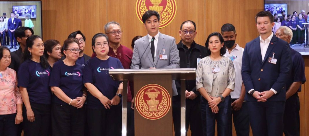 พริษฐ์ และพรรคร่วมฝ่ายค้าน รับหนังสือภาคประชาชน-ผู้เสนอร่าง ผนึกกำลังจี้ ครม. ให้มีมติให้ พ.ร.บ.อากาศสะอาด ได้ไปต่อ ย้ำรัฐบาลต้องเตรียมรับมือกับฤดูฝุ่นล่วงหน้า ไม่ใช่ปล่อยให้วิกฤตเกิดก่อนแล้วค่อยมาตามแก้ไข