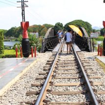 กาญจนบุรี – นายกสมาคมธุรกิจท่องเที่ยวกาญจนบุรี และอดีตประธานสภาวัฒนธรรมจังหวัดกาญจนบุรี พูดถึงสะพานข้ามแม่น้ำแคว เรื่องนี้ได้ประชุมกับหน่วยงานภาครัฐในช่วงประมาณปี 2553 แล้วเงียบหายไป จึงเสียโอกาสในการรับขึ้นทะเบียนเป็นมรดกโลก