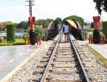 กาญจนบุรี – นายกสมาคมธุรกิจท่องเที่ยวกาญจนบุรี และอดีตประธานสภาวัฒนธรรมจังหวัดกาญจนบุรี พูดถึงสะพานข้ามแม่น้ำแคว เรื่องนี้ได้ประชุมกับหน่วยงานภาครัฐในช่วงประมาณปี 2553 แล้วเงียบหายไป จึงเสียโอกาสในการรับขึ้นทะเบียนเป็นมรดกโลก