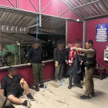 กาญจนบุรี – อำเภอสังขละบุรี บุกจับ 5 จีนเทาขณะพักคอยเกาะริมน้ำกลางดึก ยึดของกลางเรือ 1 ลำ คนขับกระโดดหนีลงน้ำท่ามกลางความมืด คาดรอรถมารับส่งไปยังศูนย์สแกมเมอร์เมืองพญาตองซู