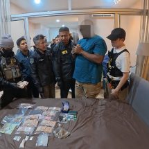 รวบ “แพทริคบอสโคเคนชาวผิวสี จนมุมหลังซุกเงินใต้เพดาน 1.5 ล้านบาท รวบลูกค้าชาวไทยและต่างประเทศ 3 ราย