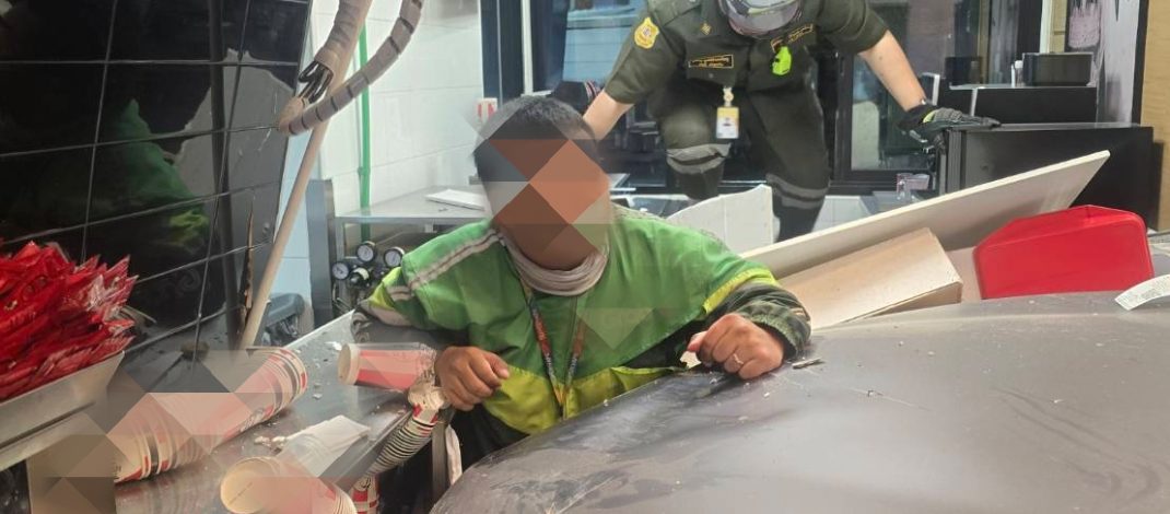 ระทึก! เก๋ง BMW พุ่งชนร้านไก่ทอดชื่อดัง พังยับ เจ็บระนาว 12 ราย คนขับเป็นชาวจีน