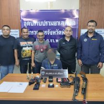 พังงา-ชุดสืบสวนตำรวจภูธรจังหวัดพังงาร่วมกับสืบสวนภาค8 บุกจับหนุ่ม 44 พร้อมยาบ้าและอาวุธปืนสงคราม