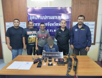 พังงา-ชุดสืบสวนตำรวจภูธรจังหวัดพังงาร่วมกับสืบสวนภาค8 บุกจับหนุ่ม 44 พร้อมยาบ้าและอาวุธปืนสงคราม