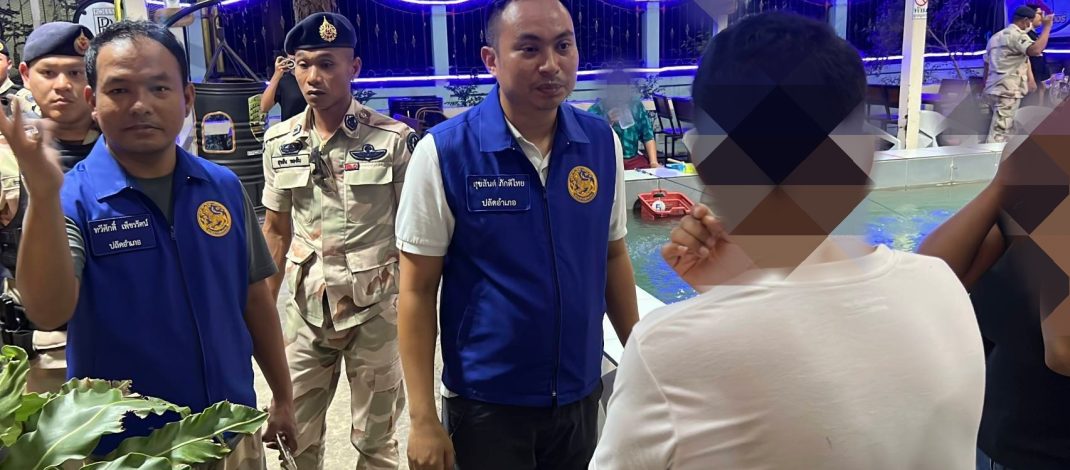 ปกครองกรุงเก่าเข้ม บุกจับร้านบ่อตกกุ้ง เปิดเล่นพนันคู่คี่โจ๋งครึ่ม