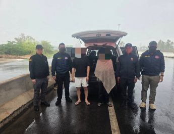 ตม.หนองคาย รวบหนุ่มจีน ลักลอบเข้าเมืองผิดกฎหมาย ระหว่างรอรถมารับ