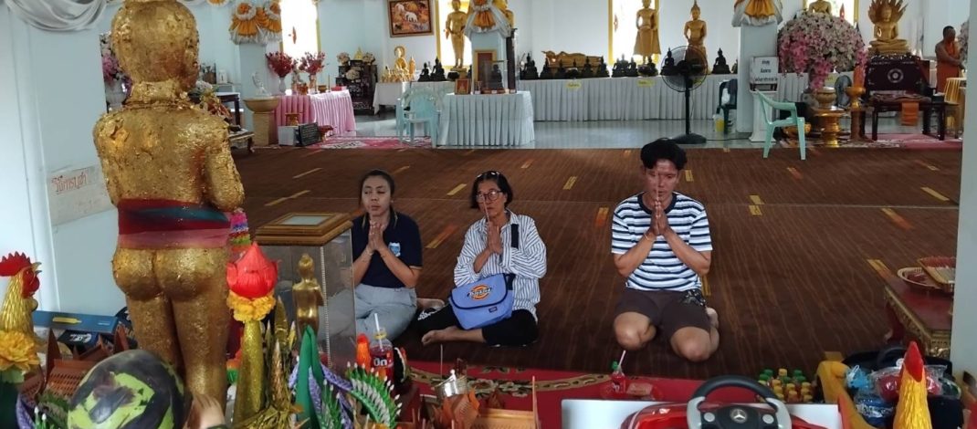 ปทุมธานี สาวอะไหล่ยนต์เร่งแก้บนพ่อปูศรีสุทโธดลยอดขายหลักแสนมาแล้ว 8 เดือนติด แม่ตะเคียนทองให้โชค 3งวดติด