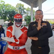 ปทุมธานี สีสันเกณฑ์ทหาร 69 “หนุ่มสวมชุด Power Ranger” ลุ้นจับใบดำใบแดง สร้างความฮือฮา