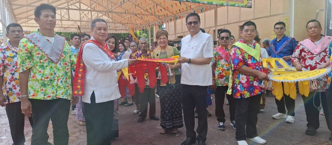 ปทุมธานี ทต.บางหลวง จัดสืบสานประเพณีสงกรานต์ แห่หงส์ธงตะขาบ รดน้ำผู้สูงอายุ (คุณยายวัย89ยิ้มเก่ง รำเก่ง)