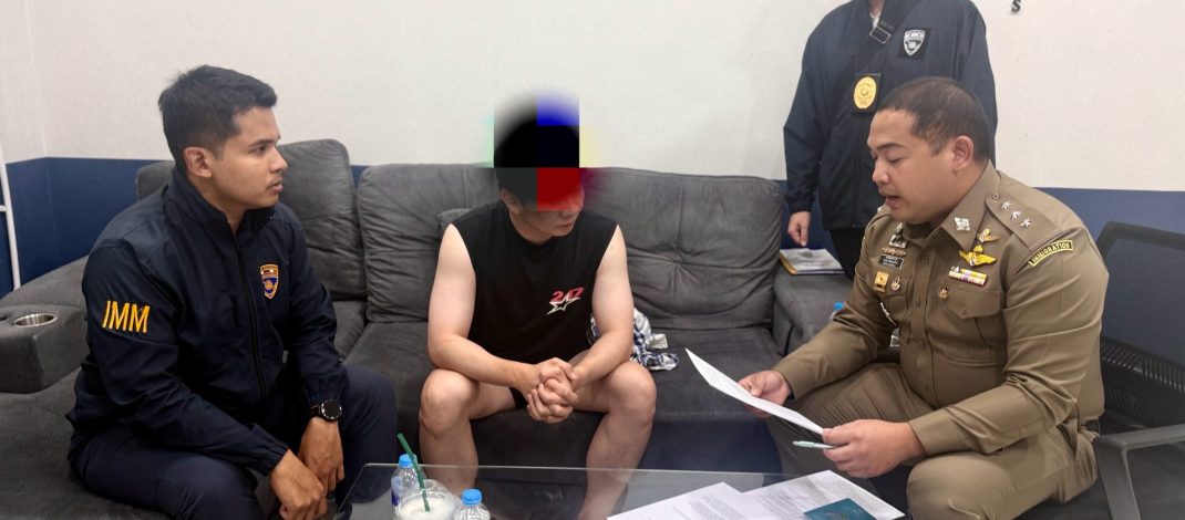 ตม.รวบหนุ่มอิเหนา ตัวการใหญ่ไฮบริดสแกมเมอร์ข้ามทวีป คารีสอร์ทหรูภูเก็ต