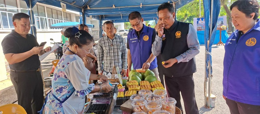 พังงา/ อำเภอเมืองพังงาเปิดกิจกรรมการจำหน่ายสินค้า “ไทยช่วยไทย” ลดภาระ ลดค่าครองชีพ