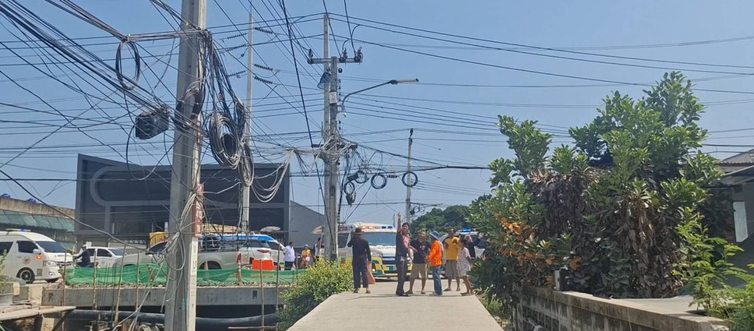 หวิดสลดรับวันแรงงาน หนุ่มช่างรับเหมาติดตาข่ายกันสัตว์ขึ้นเสาไฟ พลาดท่าถูกไฟฟ้าแรงสูงช็อตร่างห้อยคาเสาไฟบาดเจ็บสาหัส กู้ภัยขึ้นไปช่วยทุลักทุเล