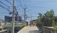 หวิดสลดรับวันแรงงาน หนุ่มช่างรับเหมาติดตาข่ายกันสัตว์ขึ้นเสาไฟ พลาดท่าถูกไฟฟ้าแรงสูงช็อตร่างห้อยคาเสาไฟบาดเจ็บสาหัส กู้ภัยขึ้นไปช่วยทุลักทุเล