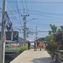 หวิดสลดรับวันแรงงาน หนุ่มช่างรับเหมาติดตาข่ายกันสัตว์ขึ้นเสาไฟ พลาดท่าถูกไฟฟ้าแรงสูงช็อตร่างห้อยคาเสาไฟบาดเจ็บสาหัส กู้ภัยขึ้นไปช่วยทุลักทุเล