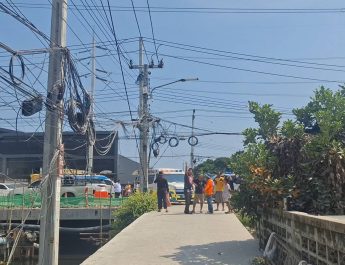 หวิดสลดรับวันแรงงาน หนุ่มช่างรับเหมาติดตาข่ายกันสัตว์ขึ้นเสาไฟ พลาดท่าถูกไฟฟ้าแรงสูงช็อตร่างห้อยคาเสาไฟบาดเจ็บสาหัส กู้ภัยขึ้นไปช่วยทุลักทุเล