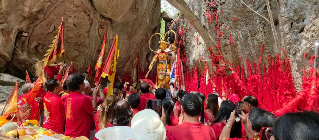 กาญจนบุรี – ฉลองครบรอบ 3 ปี จัดขบวนแห่ยิ่งใหญ่! อุทยานพระใหญ่ถ้ำเขาชะอางค์ และวันเทวาสถิตย์ ไตเสี่ยฮุคโจ้ หรือ อากงเห้งเจีย เปลี่ยนเสื้อเกราะ(ผ้าคลุม) จุดประทัดหมื่นนัด หางประทัดปรากฏเลข 34, 857