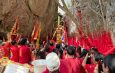 กาญจนบุรี – ฉลองครบรอบ 3 ปี จัดขบวนแห่ยิ่งใหญ่! อุทยานพระใหญ่ถ้ำเขาชะอางค์ และวันเทวาสถิตย์ ไตเสี่ยฮุคโจ้ หรือ อากงเห้งเจีย เปลี่ยนเสื้อเกราะ(ผ้าคลุม) จุดประทัดหมื่นนัด หางประทัดปรากฏเลข 34, 857