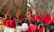 กาญจนบุรี – ฉลองครบรอบ 3 ปี จัดขบวนแห่ยิ่งใหญ่! อุทยานพระใหญ่ถ้ำเขาชะอางค์ และวันเทวาสถิตย์ ไตเสี่ยฮุคโจ้ หรือ อากงเห้งเจีย เปลี่ยนเสื้อเกราะ(ผ้าคลุม) จุดประทัดหมื่นนัด หางประทัดปรากฏเลข 34, 857