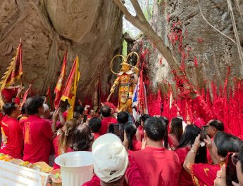 กาญจนบุรี – ฉลองครบรอบ 3 ปี จัดขบวนแห่ยิ่งใหญ่! อุทยานพระใหญ่ถ้ำเขาชะอางค์ และวันเทวาสถิตย์ ไตเสี่ยฮุคโจ้ หรือ อากงเห้งเจีย เปลี่ยนเสื้อเกราะ(ผ้าคลุม) จุดประทัดหมื่นนัด หางประทัดปรากฏเลข 34, 857