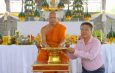 พุทธศานิกชนชาวมหาสารคามร่วมประกอบพิธีเทฐานพระพุทธรูปศาสดาเพื่อเป็นที่สักการะของชาวพุทธ