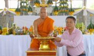 พุทธศานิกชนชาวมหาสารคามร่วมประกอบพิธีเทฐานพระพุทธรูปศาสดาเพื่อเป็นที่สักการะของชาวพุทธ