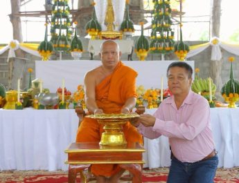 พุทธศานิกชนชาวมหาสารคามร่วมประกอบพิธีเทฐานพระพุทธรูปศาสดาเพื่อเป็นที่สักการะของชาวพุทธ