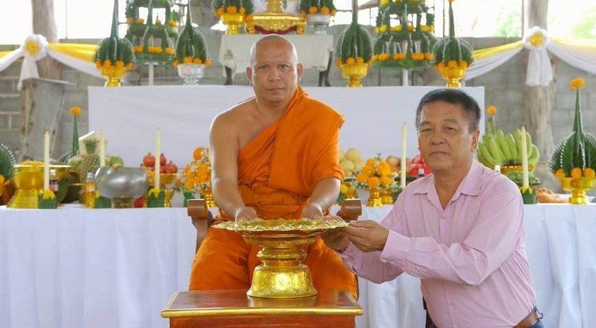 พุทธศานิกชนชาวมหาสารคามร่วมประกอบพิธีเทฐานพระพุทธรูปศาสดาเพื่อเป็นที่สักการะของชาวพุทธ