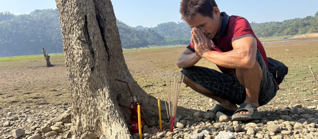 กาญจนบุรี – คึกคักวันหยุดยาวนักท่องเที่ยวเพียบเดินทางไปศึกษาประวัติศาสตร์ทางรถไฟสงครามโลกครั้งที่ 2 บ้านนิเถะ สายมูคอหวยไม่พลาดหาเลขเด็ดปังแล้ว 2 งวด