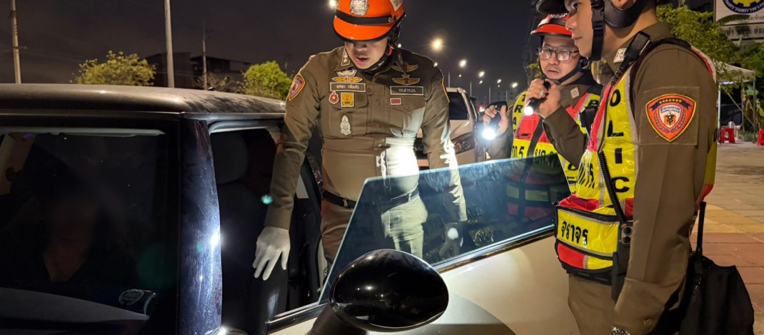 ตำรวจ บก.จร.รวบหนุ่มเมาขับเก๋งหนีด่านซุกปืนลูกโม่ในรถ 1 กระบอก เป่าเมาพุ่ง 61 มก. ย่านพัฒนาการ