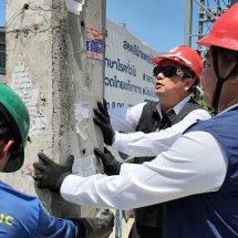 ปทุมธานี นายกอบต.คลองสามร่วมกับการไฟฟ้าตัดรื้อถอนเสาไฟฟ้าต้นสุดท้ายออกจากถนนคลองสามนำระบบสายไฟฟ้าเคเบิลใต้ดินพร้อมปรับปรุงภูมิทัศน์ให้เป็นถนนที่สวยงาม