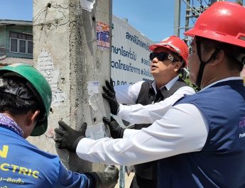 ปทุมธานี นายกอบต.คลองสามร่วมกับการไฟฟ้าตัดรื้อถอยเสาไฟฟ้าต้นสุดท้ายออกจากถนนคลองสามนำระบบสายไฟฟ้าเคเบิลใต้ดินพร้อมปรับปรุงภูมิทัศน์ให้เป็นถนนที่สวยงาม