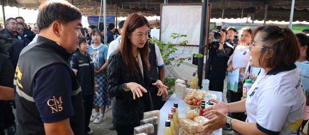 กาญจนบุรี – รัฐมนตรีช่วยว่าการกระทรวงเกษตรและสหกรณ์ เปิดงาน “ตลาดสินค้าเกษตรปลอดภัย ร่วมใจช่วยเกษตรกร @ เขื่อนแม่กลอง” จังหวัดกาญจนบุรี สร้างช่องทางตลาด เพิ่มรายได้เกษตรกร