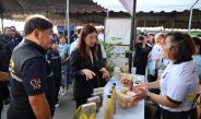 กาญจนบุรี – รัฐมนตรีช่วยว่าการกระทรวงเกษตรและสหกรณ์ เปิดงาน “ตลาดสินค้าเกษตรปลอดภัย ร่วมใจช่วยเกษตรกร @ เขื่อนแม่กลอง” จังหวัดกาญจนบุรี สร้างช่องทางตลาด เพิ่มรายได้เกษตรกร