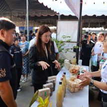 กาญจนบุรี – รัฐมนตรีช่วยว่าการกระทรวงเกษตรและสหกรณ์ เปิดงาน “ตลาดสินค้าเกษตรปลอดภัย ร่วมใจช่วยเกษตรกร @ เขื่อนแม่กลอง” จังหวัดกาญจนบุรี สร้างช่องทางตลาด เพิ่มรายได้เกษตรกร