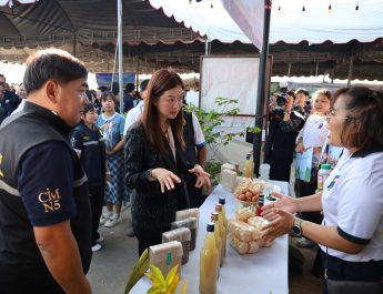 กาญจนบุรี – รัฐมนตรีช่วยว่าการกระทรวงเกษตรและสหกรณ์ เปิดงาน “ตลาดสินค้าเกษตรปลอดภัย ร่วมใจช่วยเกษตรกร @ เขื่อนแม่กลอง” จังหวัดกาญจนบุรี สร้างช่องทางตลาด เพิ่มรายได้เกษตรกร