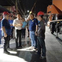การไฟฟ้าบางเลน – ส.ส.นครปฐม เขต 4 ลงพื้นที่ลุยตั้งเสาไฟฟ้าล้มทั้งคืน หลังพายุฤดูร้อนถล่ม