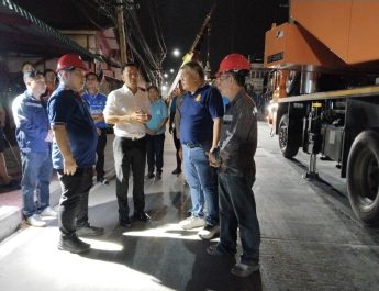 การไฟฟ้าบางเลน – ส.ส.นครปฐม เขต 4 ลงพื้นที่ลุยตั้งเสาไฟฟ้าล้มทั้งคืน หลังพายุฤดูร้อนถล่ม