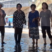 ปทุมธานี ชาวบ้านร้องผู้รับเหมาทิ้งงานน้ำท่วมใต้สะพาน นายก อบต.ฉะผู้รับเหมา