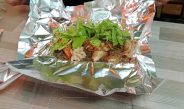 ร้านกุ้งอบวุ้นเส้นตลาดสดเทศบาล 5 ตำบลท่าอิฐอำเภอเมืองจังหวัดอุตรดิตถ์ ราคาย่อมเยาผู้บริโภคสามารถเข้าถึงได้ในราคาที่ถูก