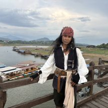 กาญจนบุรี – แจ็ค สแปร์โรว์ เมืองไทย ชวนเที่ยวสะพานไม้ อากาศดีรายล้อมด้วยธรรมชาติ น้ำแห้งยังมีเสน่ห์มนต์ขลัง สวยอีกแบบ