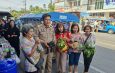 พังงา-ผู้ว่าพังงาร่วมแห่รถพุ่มพวง “ไทยช่วยไทย” ขายสินค้าราคาประหยัด ช่วยประชาชนลดค่าครองชีพ กระตุ้นเศรษฐกิจท้องถิ่น