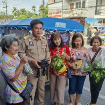 พังงา-ผู้ว่าพังงาร่วมแห่รถพุ่มพวง “ไทยช่วยไทย” ขายสินค้าราคาประหยัด ช่วยประชาชนลดค่าครองชีพ กระตุ้นเศรษฐกิจท้องถิ่น