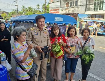 พังงา-ผู้ว่าพังงาร่วมแห่รถพุ่มพวง “ไทยช่วยไทย” ขายสินค้าราคาประหยัด ช่วยประชาชนลดค่าครองชีพ กระตุ้นเศรษฐกิจท้องถิ่น
