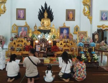 ปทุมธานี ศรัทธาให้โชค! สองสาวรีบแก้บนไอ้ไข่วัดบึงบา แม่ตะเคียนหลังสมหวังได้เงินครึ่งล้าน
