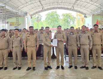 ปราจีนบุรี กำนัน-ผญบ.ปราจีนฯ บุกยื่นหนังสืออำเภอ ซัด สส.พรรคประชาชน อภิปรายด้อยค่า-กล่าวหาพัวพันยาเสพติด