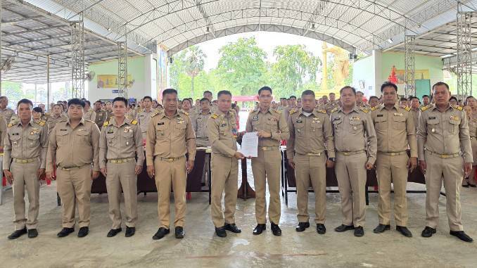 ปราจีนบุรี กำนัน-ผญบ.ปราจีนฯ บุกยื่นหนังสืออำเภอ ซัด สส.พรรคประชาชน อภิปรายด้อยค่า-กล่าวหาพัวพันยาเสพติด