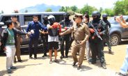 กาญจนบุรี – วุ่นวายมือปืนเกือบน่วมระหว่างการทำแผนเจ้าหน้าที่เป็นร้อยต้านญาติไม่อยู่!!ผู้เสียชีวิตฮือเข้าทำร้ายมือปืน ผู้การตำรวจหงายท้องไม่เป็นท่า ถ้วยชามเตรียมงานสวดศพแตกกระจาย