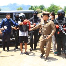 กาญจนบุรี – วุ่นวายมือปืนเกือบน่วมระหว่างการทำแผนเจ้าหน้าที่เป็นร้อยต้านญาติไม่อยู่!!ผู้เสียชีวิตฮือเข้าทำร้ายมือปืน ผู้การตำรวจหงายท้องไม่เป็นท่า ถ้วยชามเตรียมงานสวดศพแตกกระจาย