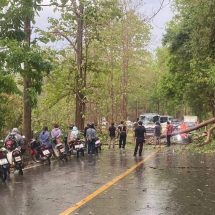 แม่ฮ่องสอน เร่งสำรวจความเสียหายและให้ความช่วยเหลือประชาชน หลังเกิดพายุฤดูร้อนพัดถล่มในพื้นที่ 4 อำเภอ ส่งผลให้บ้านเรือนราษฎรได้รับความเสียหายกว่า 76 หลังคาเรือน ขณะที่หน่วยงานที่เกี่ยวข้องระดมกำลังเข้าคลี่คลายสถานการณ์และเร่งช่วยเหลือเบื้องต้นแล้ว